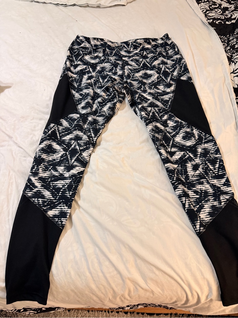 Old Navy Black & White Patterned Leggings